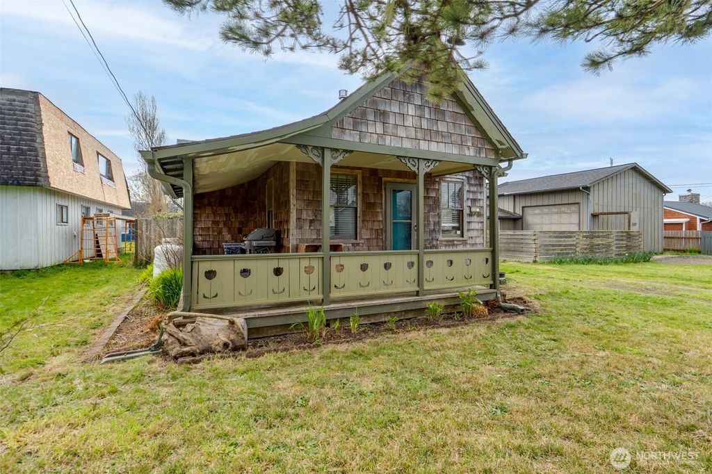 Photo of 209 5th Street NE, Long Beach, WA 98631 (MLS # 2494486)