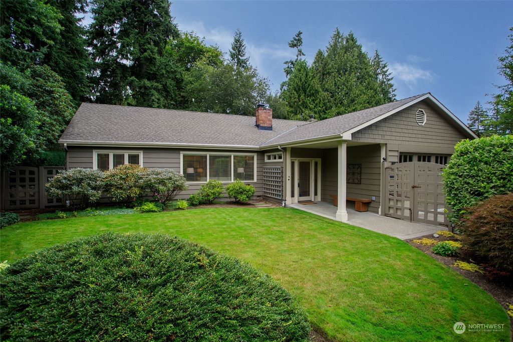 Photo of 3925 90th Avenue SE, Mercer Island, WA 98040 (MLS # 2150108)