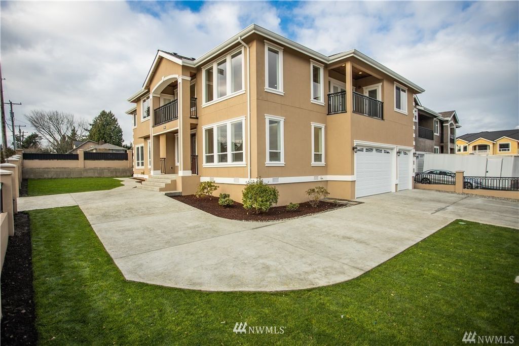 Photo of 4752 S 146th St, Tukwila, WA 98168 (MLS # 1831836)