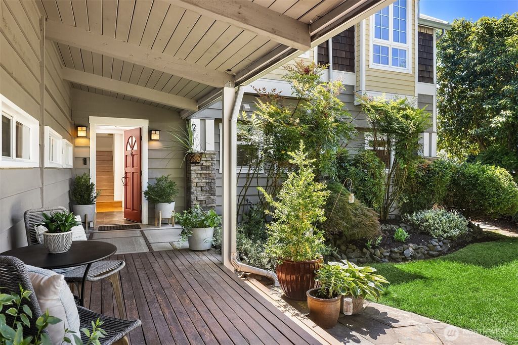 Photo of 11059 SE 31st Street, Bellevue, WA 98004 (MLS # 2530912)