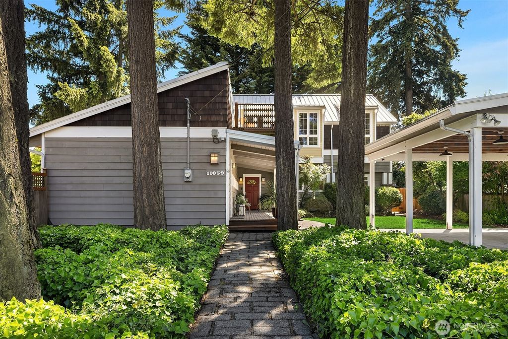 Photo of 11059 SE 31st Street, Bellevue, WA 98004 (MLS # 2530912)