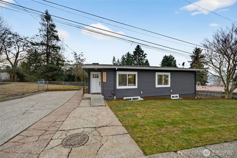 Photo of 2311 NE 6th Place, Renton, WA 98056 (MLS # 2528048)