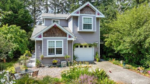 Photo of 38 3rd St W St, Chinook, WA 98614 (MLS # 2463185)