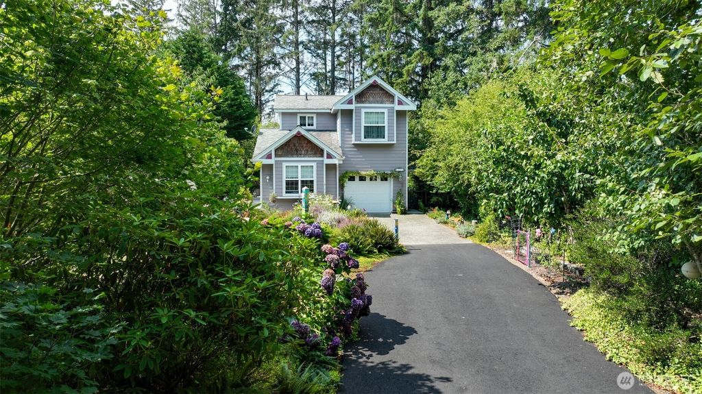 Photo of 38 3rd St W St, Chinook, WA 98614 (MLS # 2463185)