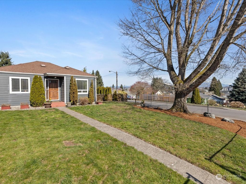 Photo of 2819 17th Street, Everett, WA 98201 (MLS # 2211737)