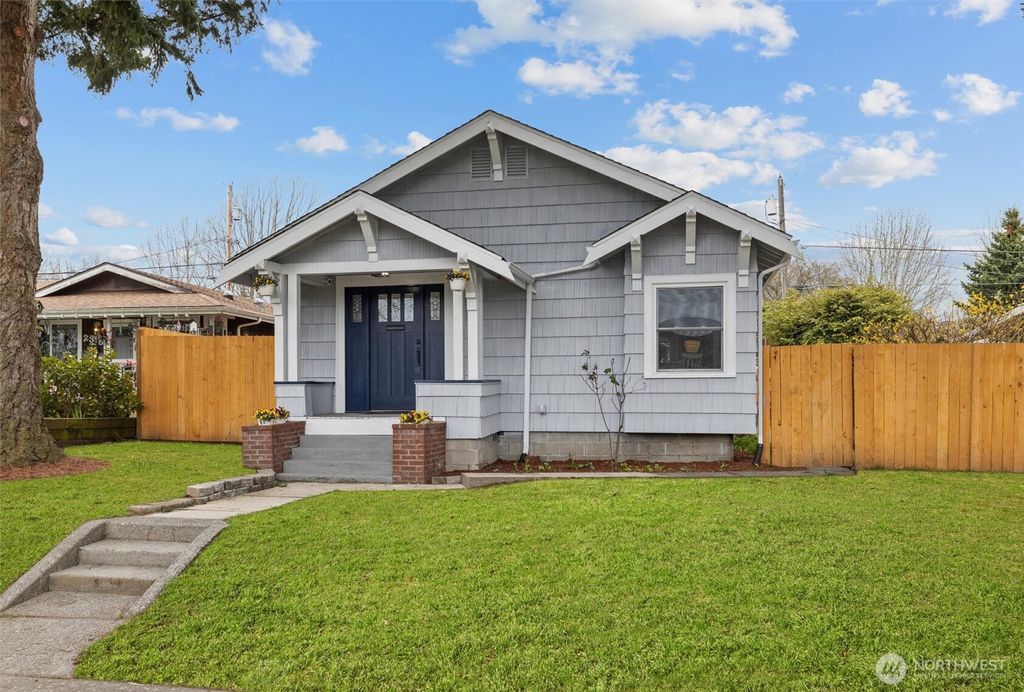 Photo of 2321 Rainier Avenue, Everett, WA 98201 (MLS # 2348121)