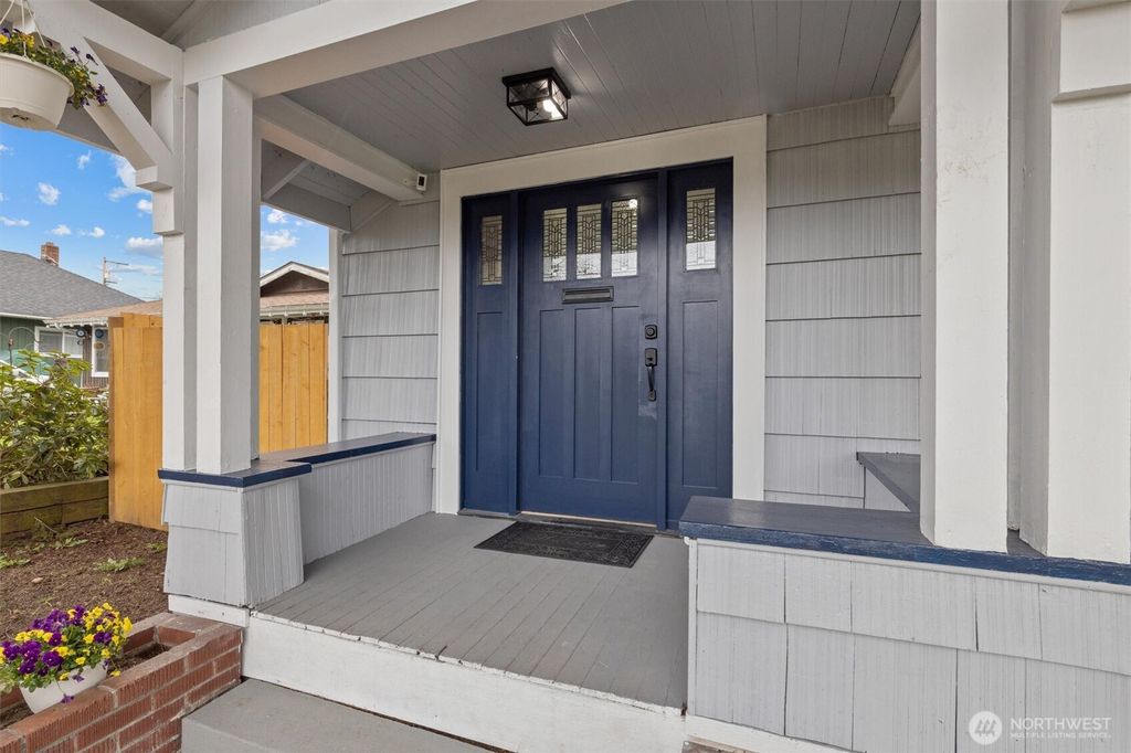 Photo of 2321 Rainier Avenue, Everett, WA 98201 (MLS # 2348121)