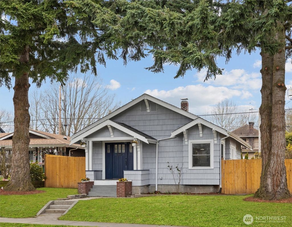 Photo of 2321 Rainier Avenue, Everett, WA 98201 (MLS # 2348121)