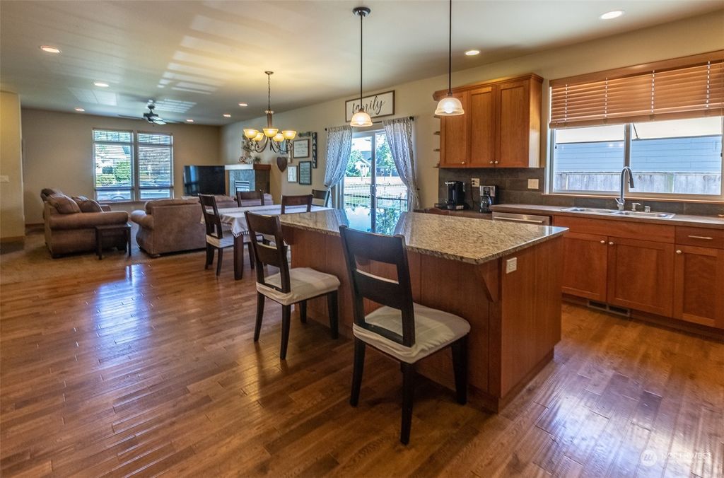 listing image 9367623168803955159