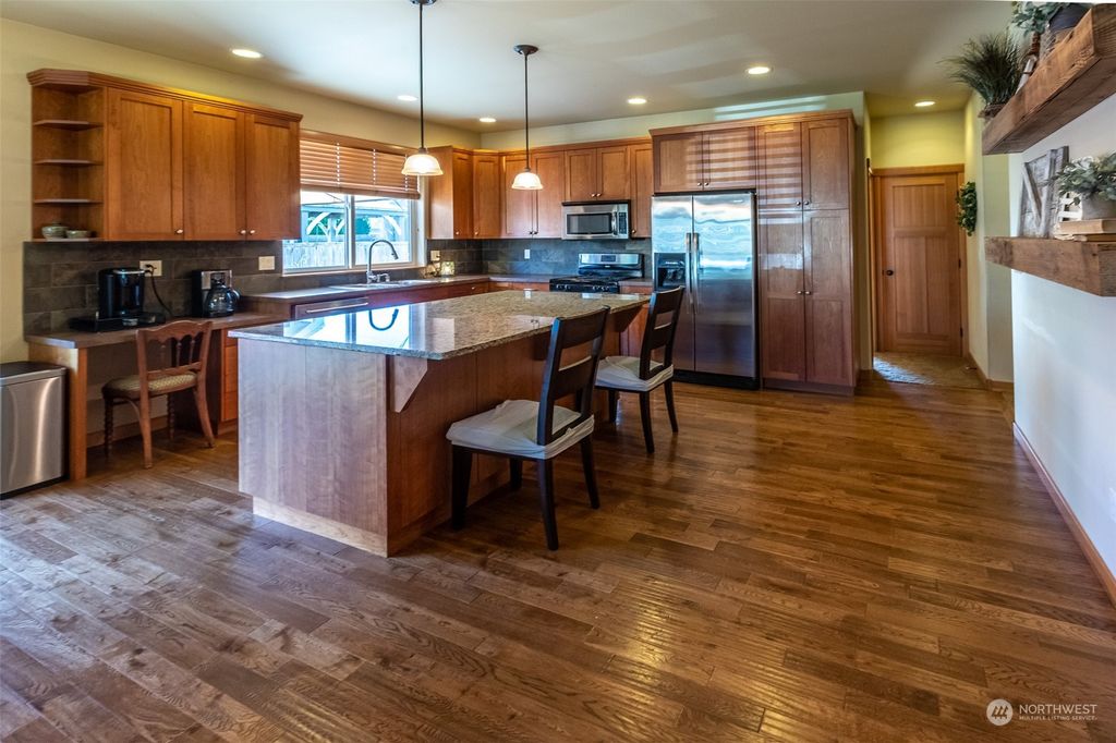 listing image 9365181006305150809
