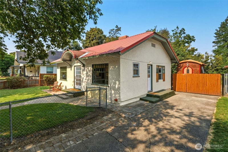 831 Valencia Street