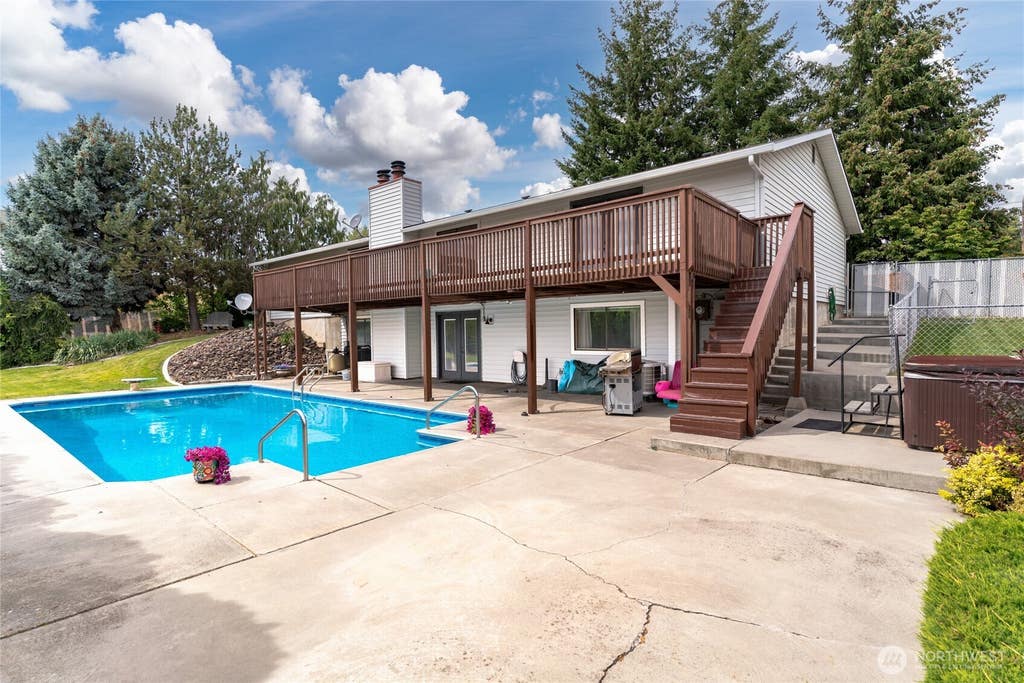 Photo of 914 Roosevelt Boulevard, Ephrata, WA 98823 (MLS # 2574397)