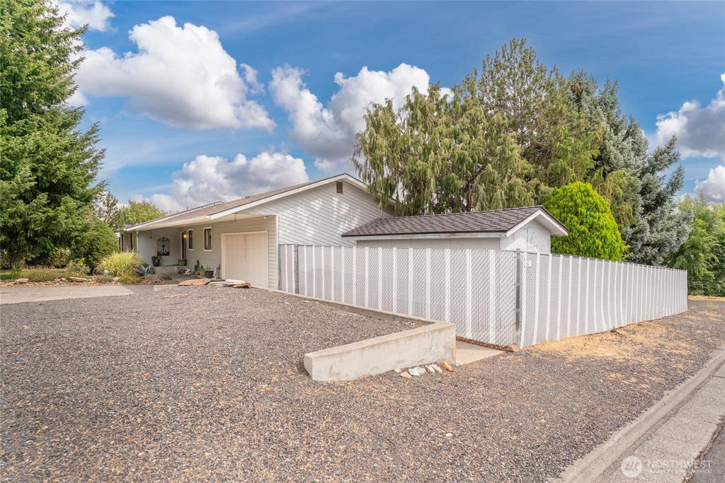 Photo of 914 Roosevelt Boulevard, Ephrata, WA 98823 (MLS # 2574397)