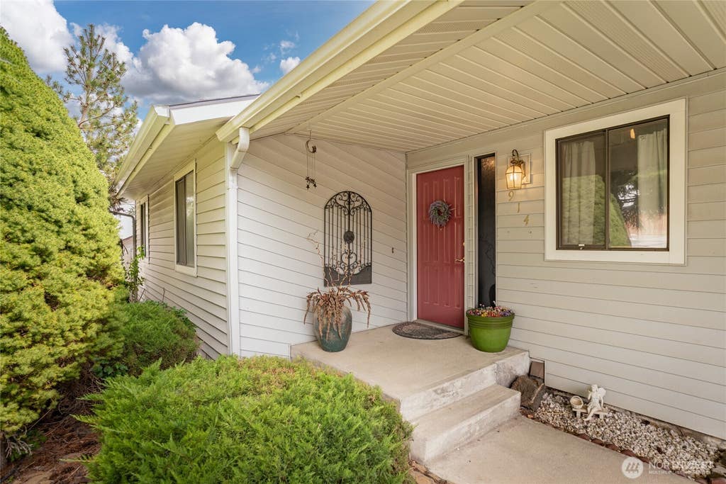 Photo of 914 Roosevelt Boulevard, Ephrata, WA 98823 (MLS # 2574397)
