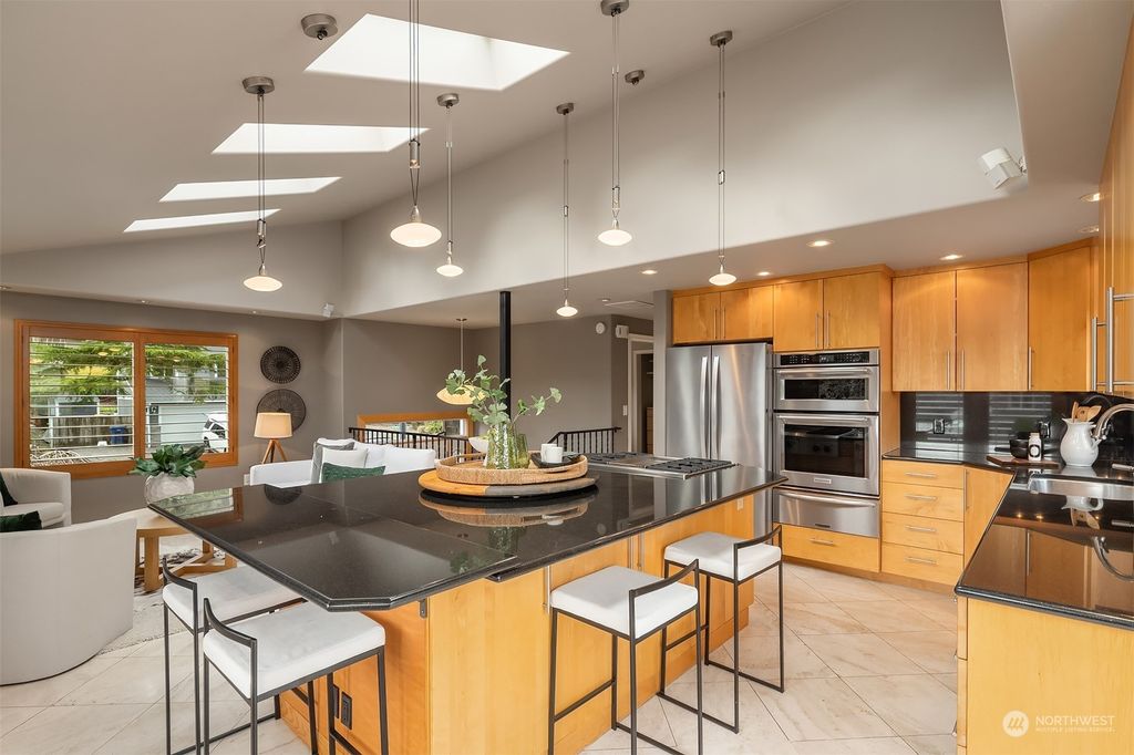 Photo of 19266 SE 48th Place, Issaquah, WA 98027 (MLS # 2022885)