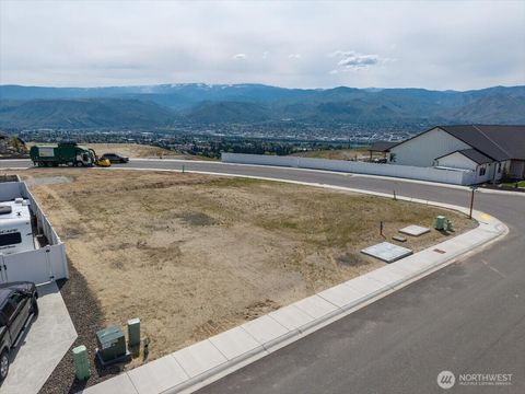 Photo of 834 NE Tyler Place, East Wenatchee, WA 98802 (MLS # 2511654)