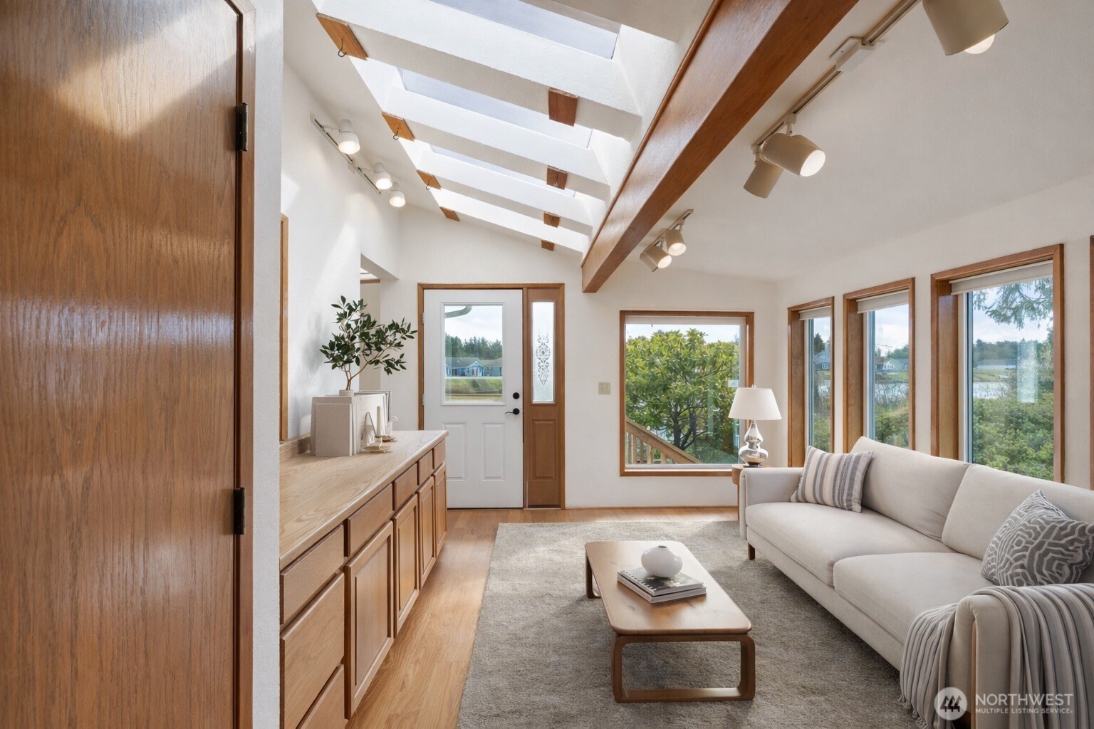 628 Weatherwax Loop NE