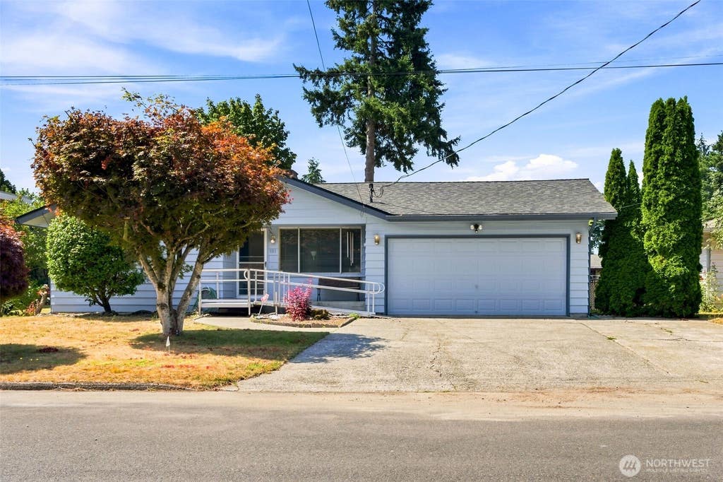 Photo of 1111 Pierce Avenue NE, Renton, WA 98056 (MLS # 2566716)