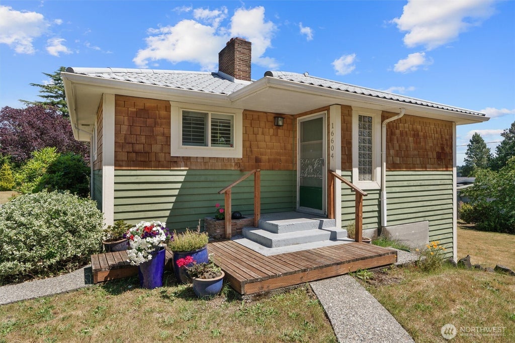 Photo of 16604 11th Avenue SW, Burien, WA 98166 (MLS # 2525578)