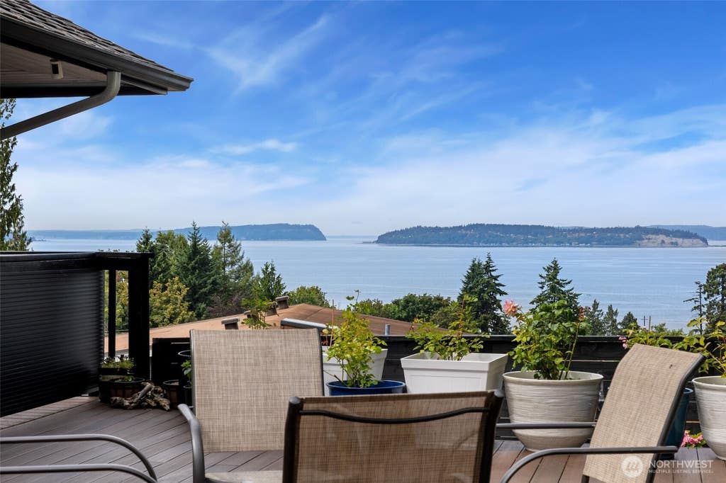 Photo of 612 Park Avenue, Mukilteo, WA 98275 (MLS # 2571943)