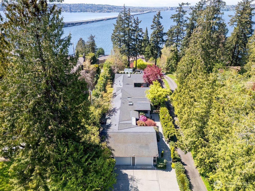 Photo of 3327 Evergreen Point Road, Medina, WA 98039 (MLS # 2358728)