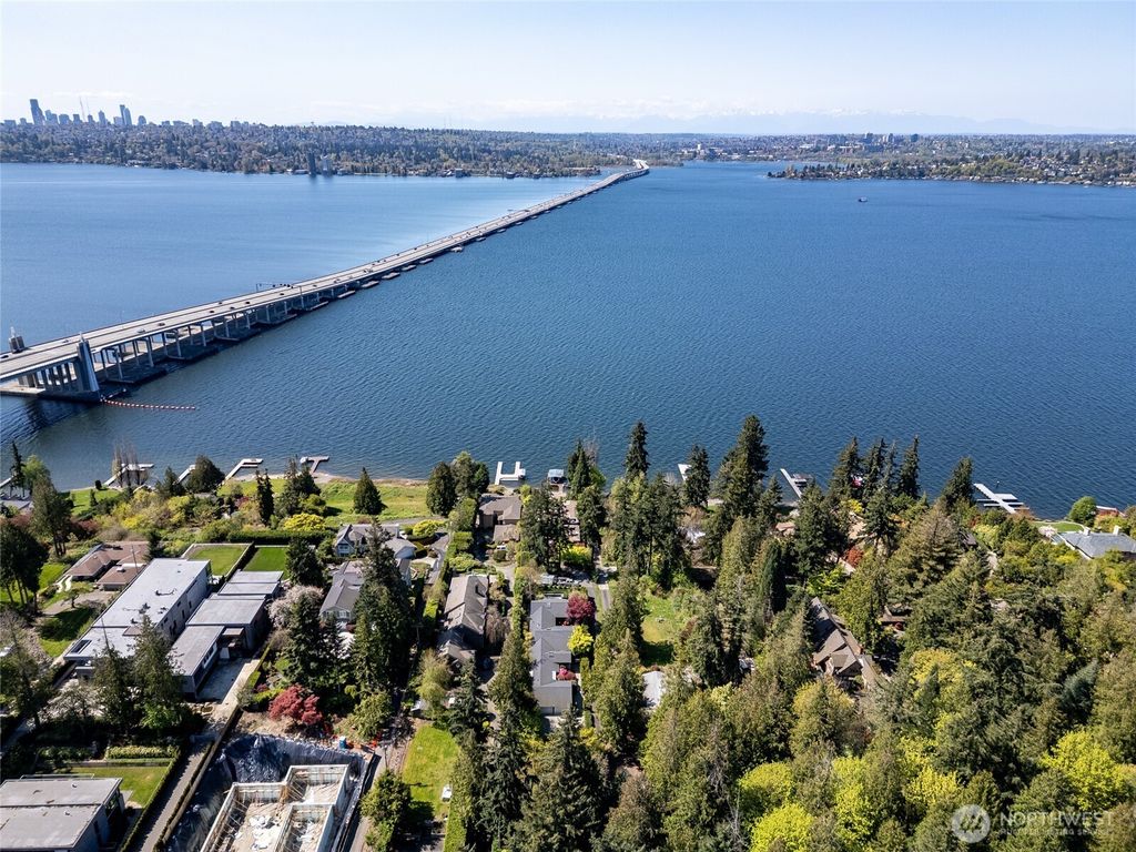 Photo of 3327 Evergreen Point Road, Medina, WA 98039 (MLS # 2358728)