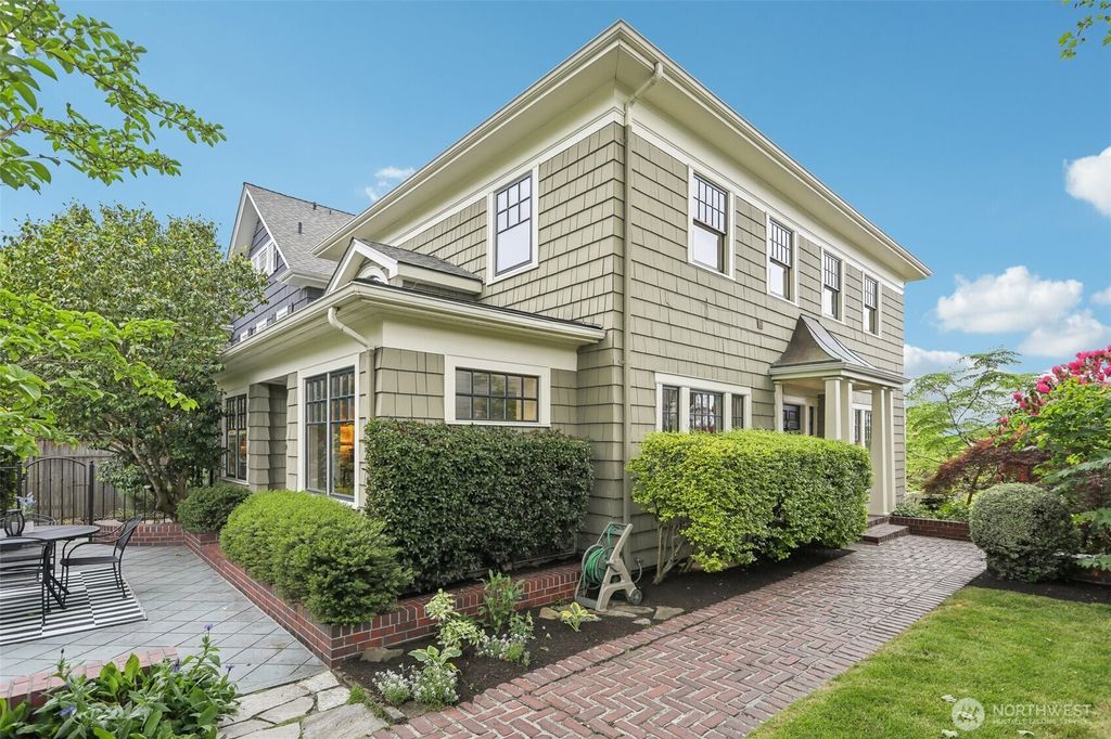 Photo of 1238 E Newton Street, Seattle, WA 98102 (MLS # 2368455)