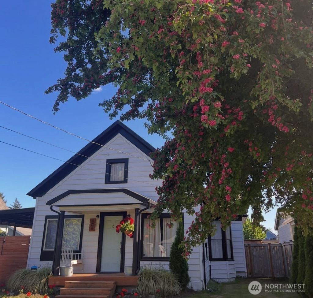 Photo of 606 4th Avenue NE, Puyallup, WA 98372 (MLS # 2495359)