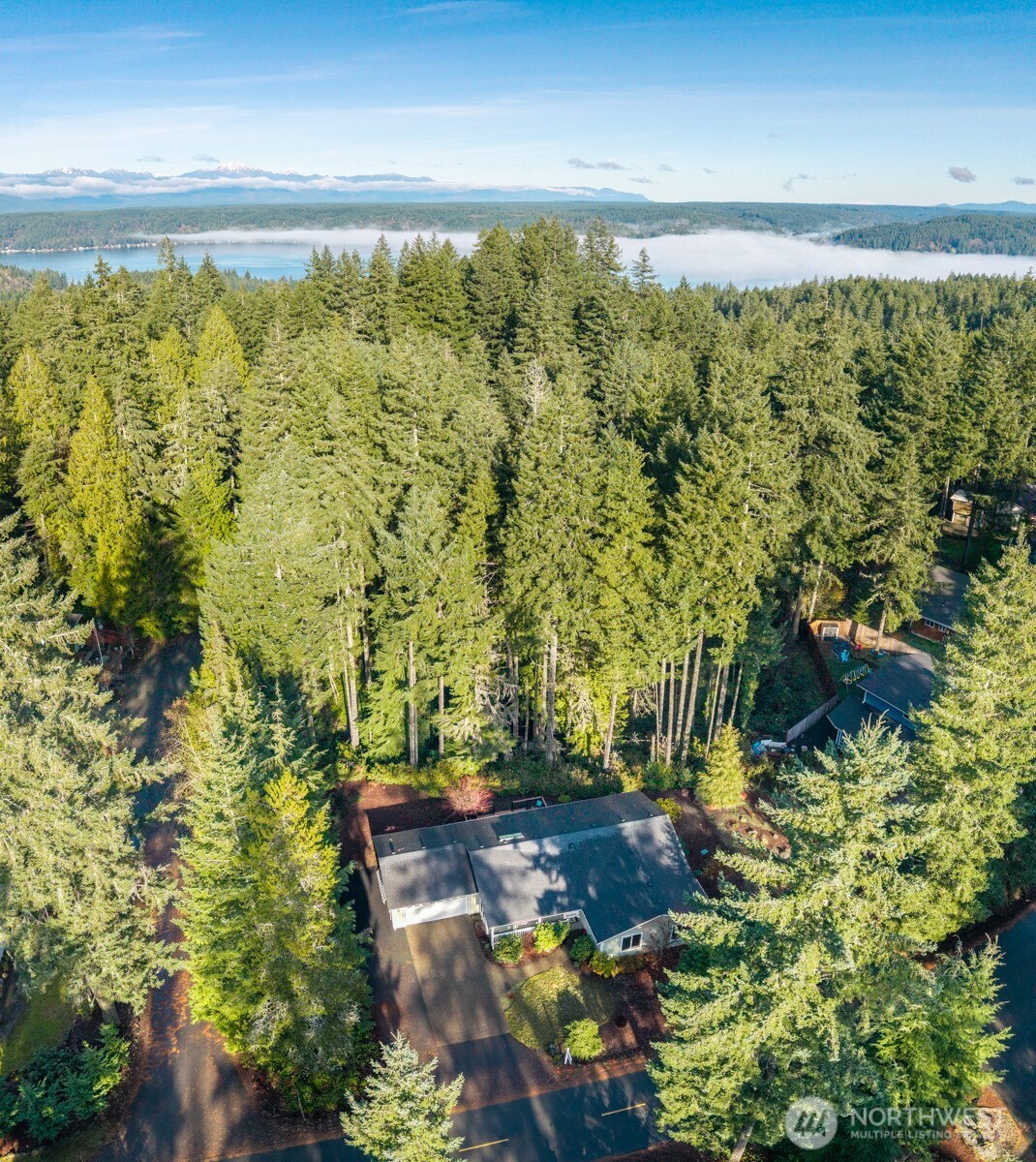 121 E Country Club Drive E