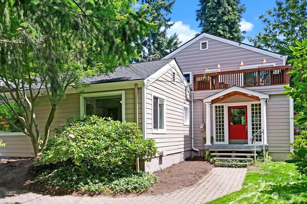 Photo of 11550 36th Avenue NE, Seattle, WA 98125 (MLS # 2132409)