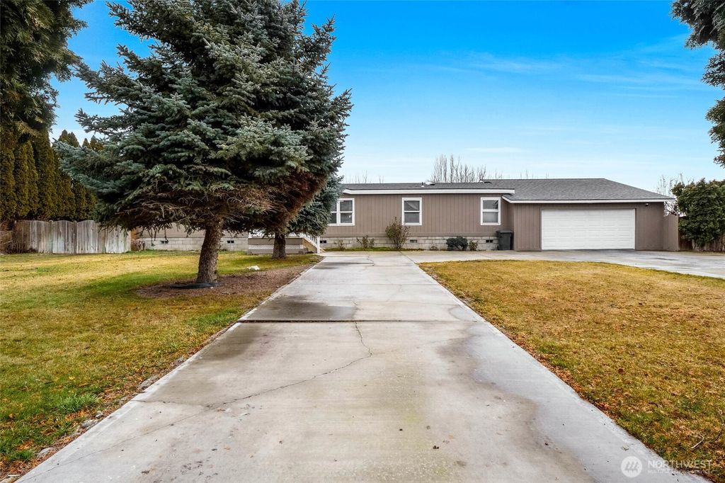 Photo of 3431 Firouzi Drive NE, Moses Lake, WA 98837 (MLS # 2478224)