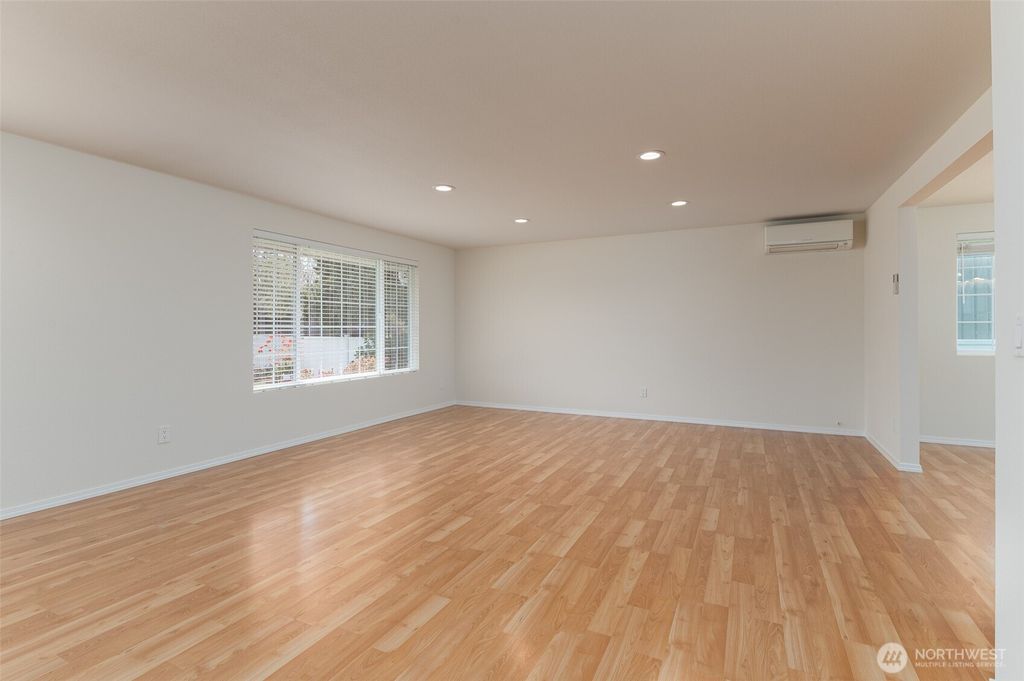 Photo of 927 140th Street SW, Lynnwood, WA 98087 (MLS # 2360020)