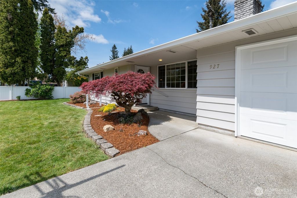 Photo of 927 140th Street SW, Lynnwood, WA 98087 (MLS # 2360020)