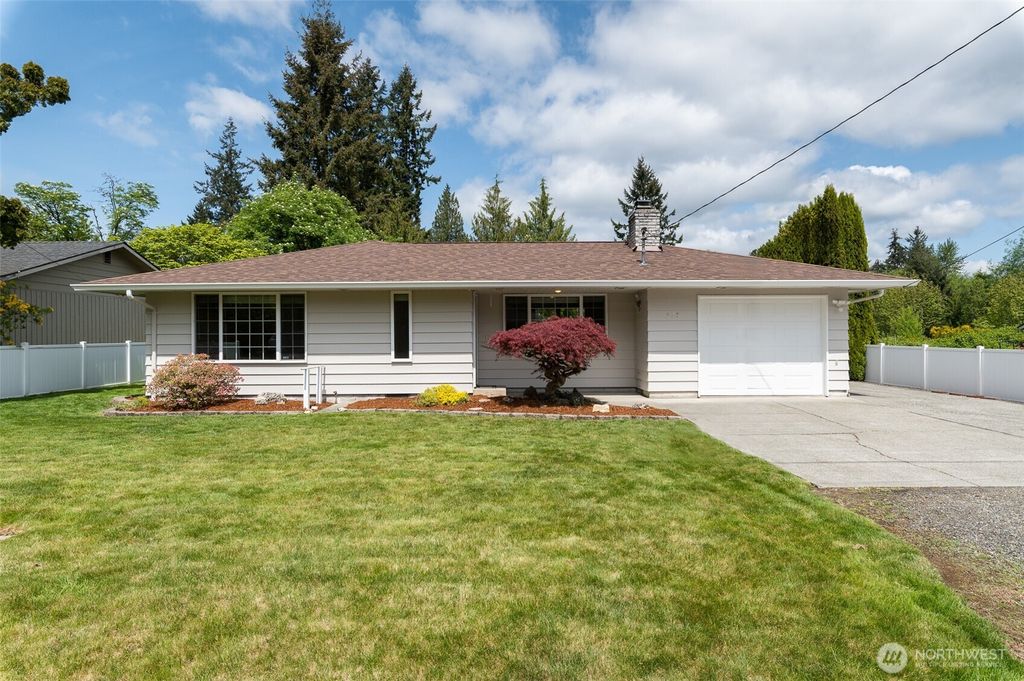 Photo of 927 140th Street SW, Lynnwood, WA 98087 (MLS # 2360020)