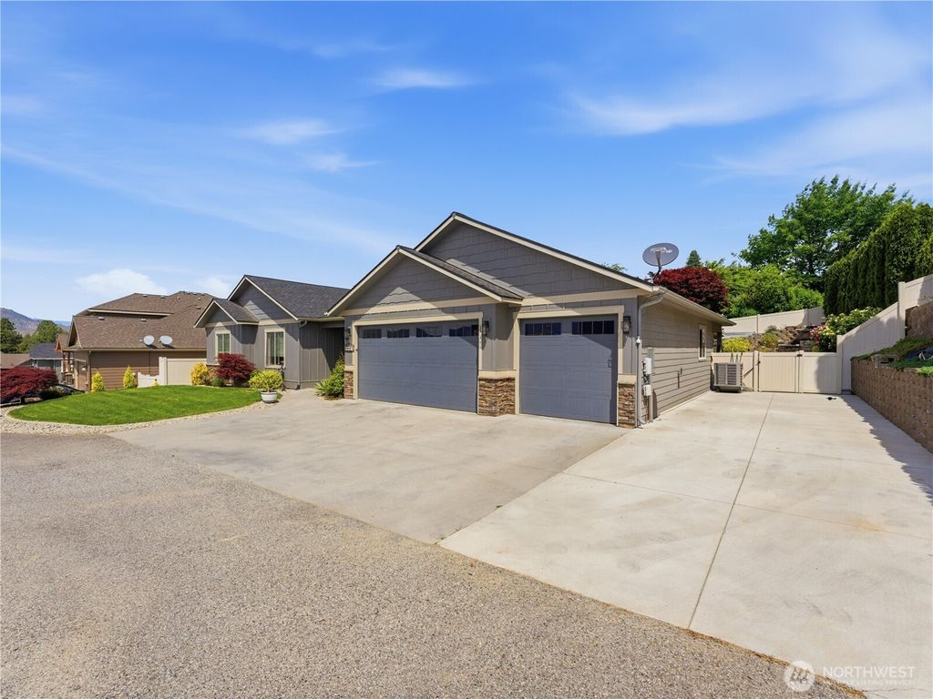 Photo of 304 Stoneridge Drive, East Wenatchee, WA 98802 (MLS # 2525972)