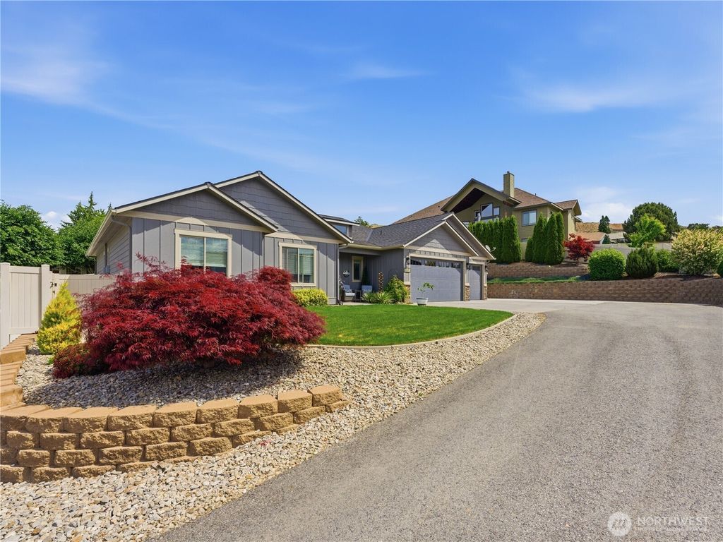 Photo of 304 Stoneridge Drive, East Wenatchee, WA 98802 (MLS # 2525972)