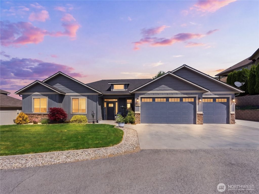 Photo of 304 Stoneridge Drive, East Wenatchee, WA 98802 (MLS # 2525972)