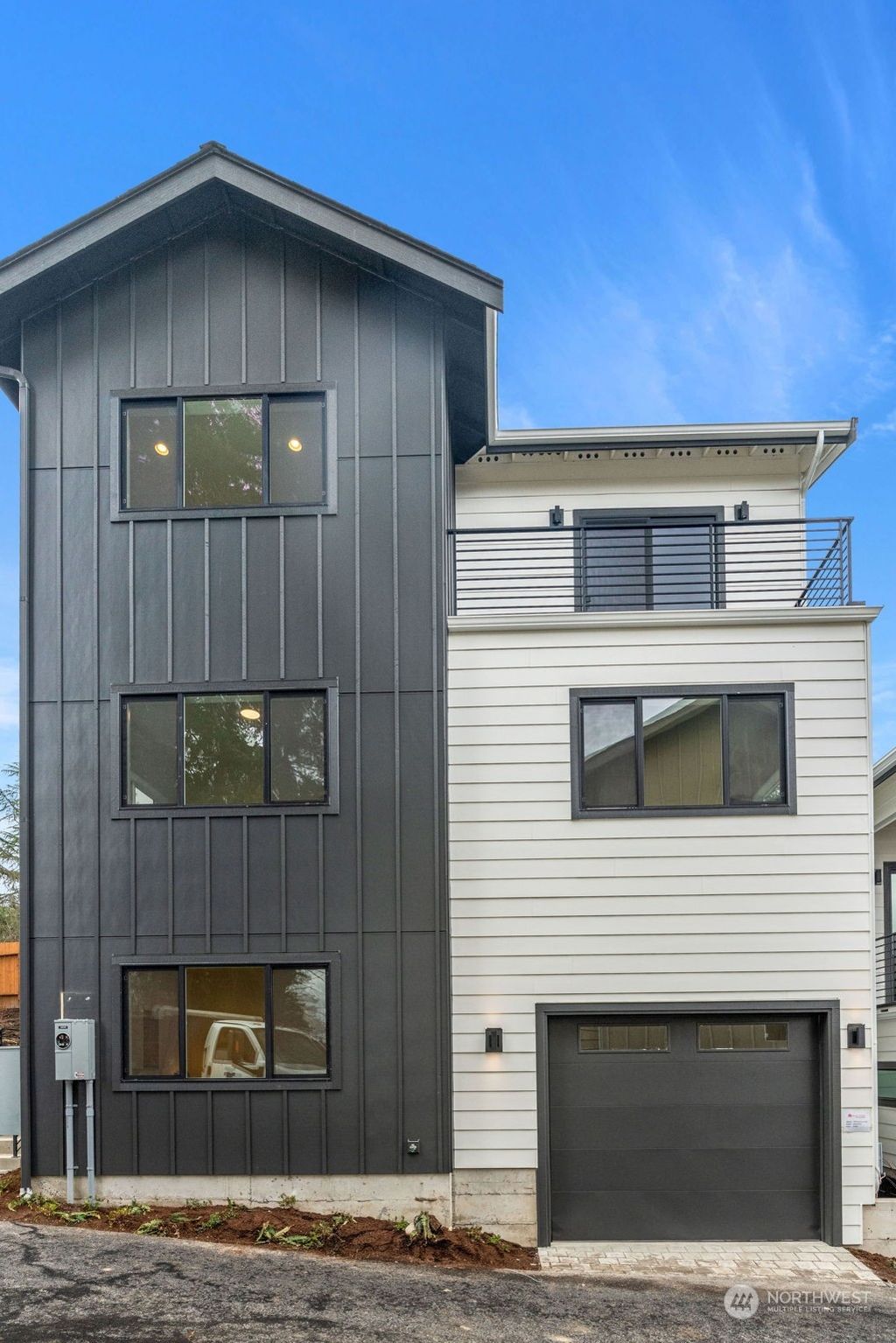 Photo of 10044 Ravenna Avenue NE, Seattle, WA 98125 (MLS # 2064999)