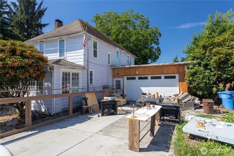 Photo of 826 9th Street SW, Puyallup, WA 98371 (MLS # 2420227)