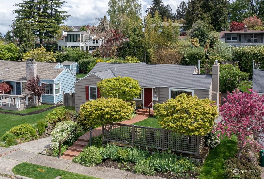 Photo of 5736 59th Avenue NE, Seattle, WA 98105 (MLS # 2064752)