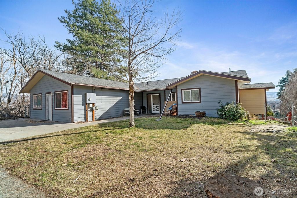 Photo of 514 N Ash Street St, Omak, WA 98841 (MLS # 2486150)