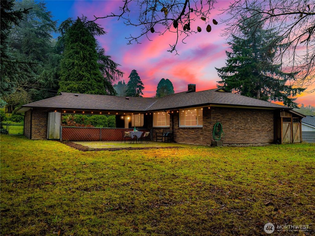 Photo of 723 21st Avenue SW, Puyallup, WA 98371 (MLS # 2457623)