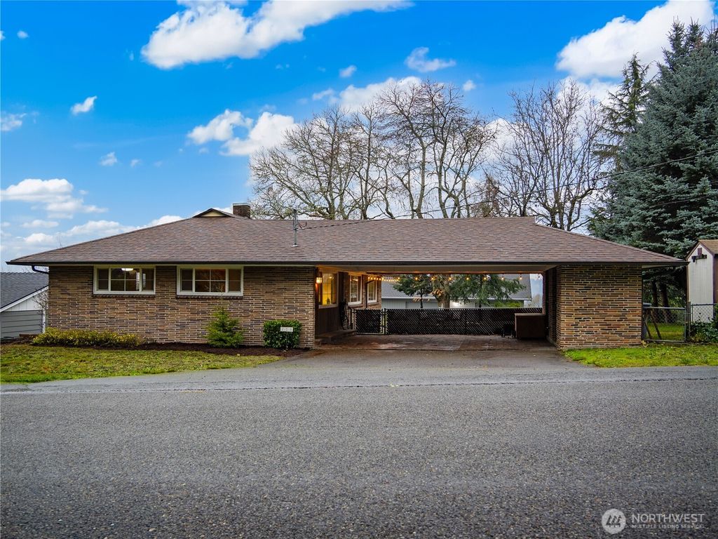 Photo of 723 21st Avenue SW, Puyallup, WA 98371 (MLS # 2457623)