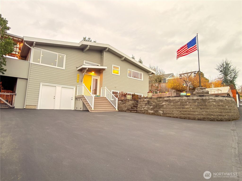 Photo of 2004 SW 117th Place, Burien, WA 98146 (MLS # 2483116)