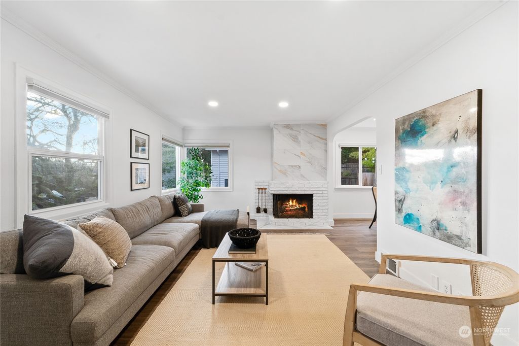 Photo of 13325 31st Avenue NE, Seattle, WA 98125 (MLS # 2183313)