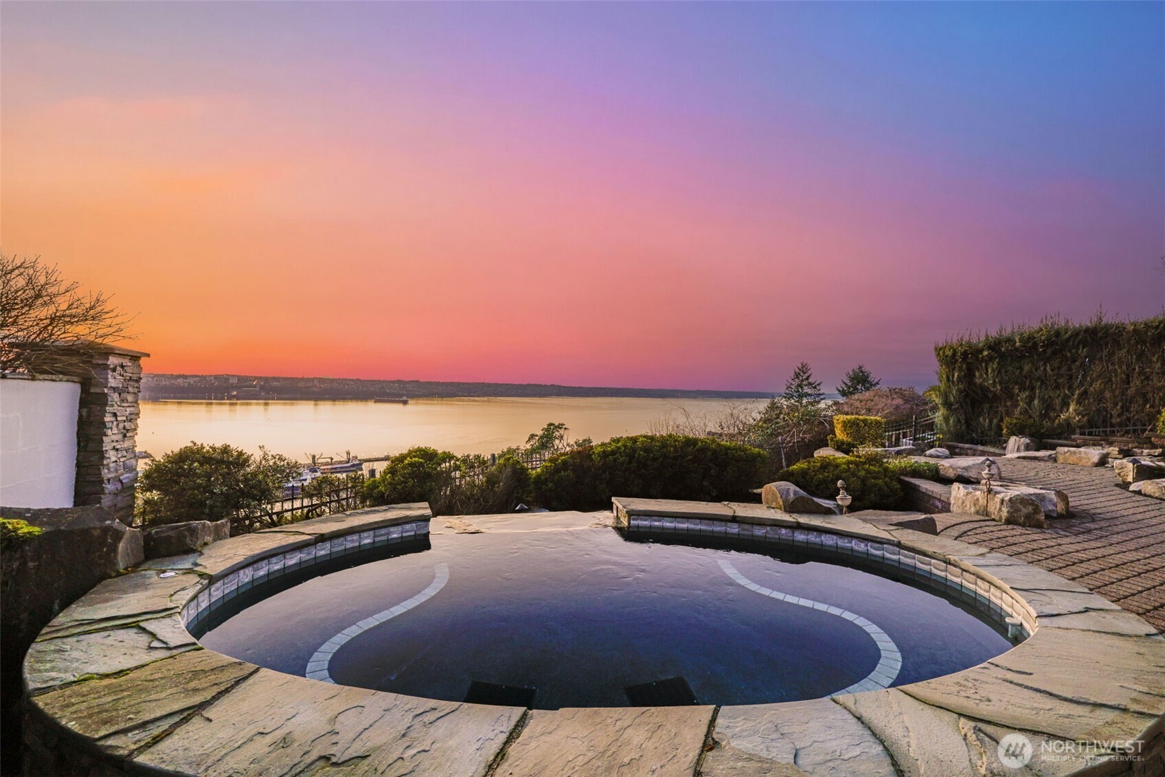 3340 Shorecliff Drive NE