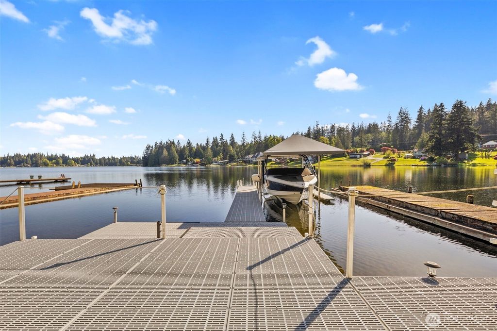 Photo of 15430 Lakeview Avenue, Stanwood, WA 98292 (MLS # 2371116)