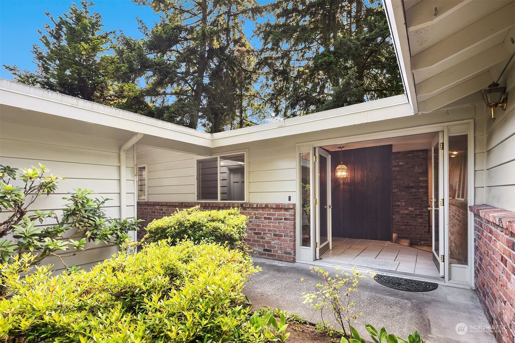 Photo of 5707 110th Avenue SE, Bellevue, WA 98006 (MLS # 2250177)