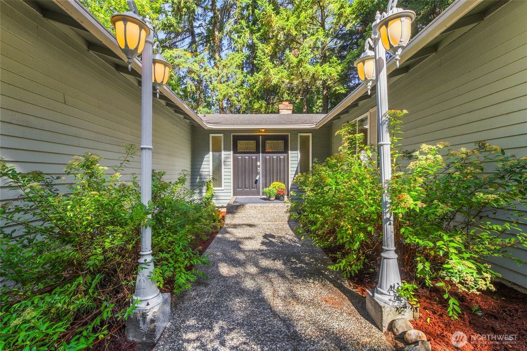 Photo of 15604 SE 42nd Place, Bellevue, WA 98006 (MLS # 2474914)