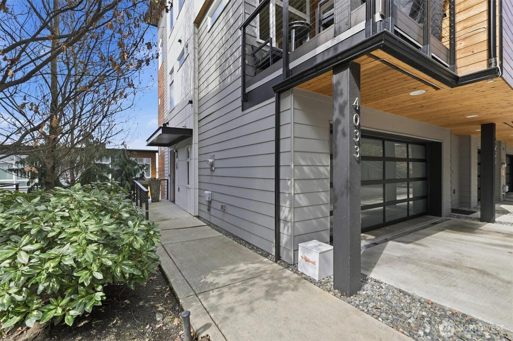 Photo of 4033 129th Place SE, Bellevue, WA 98006 (MLS # 2559093)